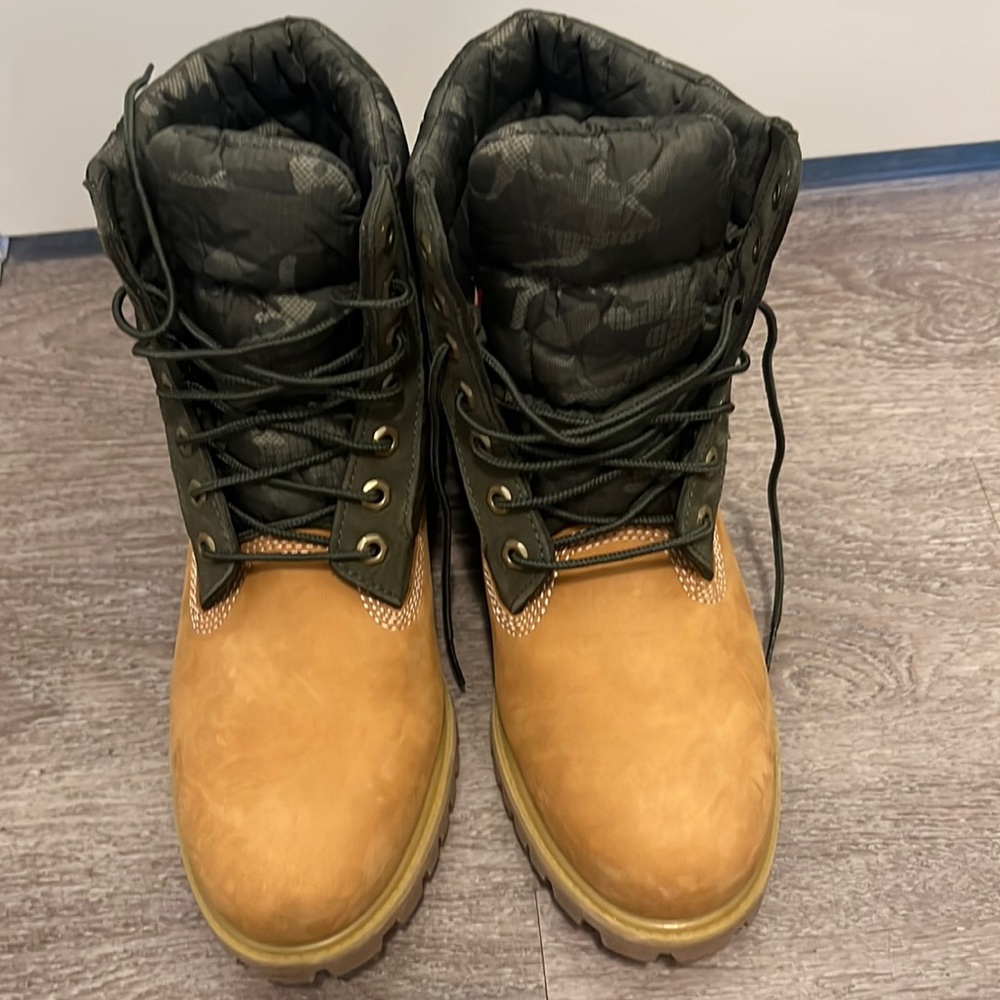 NEVER WORN TIMBERLAND CAMO BOOTS. Perfect for the winter MEN 9.5 US